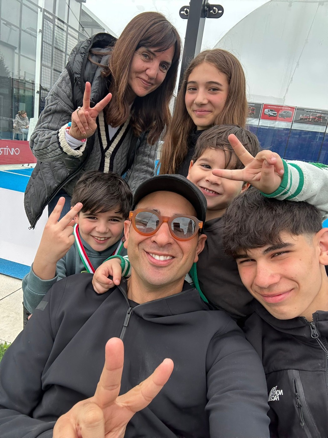 Al campo da padel, tutti insieme